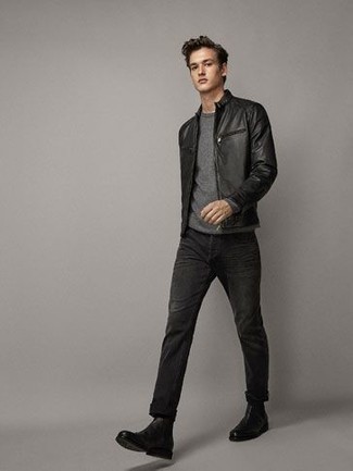 Как носить черный кожаный бомбер с темно-серыми джинсами мужчине