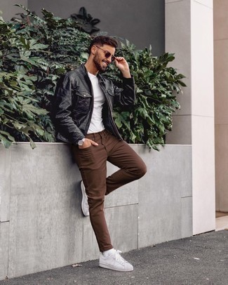 Как носить черный кожаный бомбер с темно-коричневыми джинсами мужчине