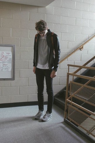 Как носить черный кожаный бомбер с серыми кроссовками мужчине