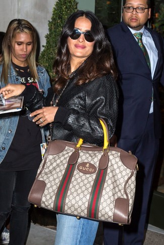 С чем носить черный кожаный бомбер женщине