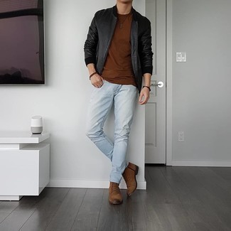 Как носить черный кожаный бомбер с голубыми джинсами мужчине