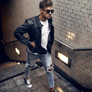 Как носить черный кожаный бомбер с голубыми рваными джинсами мужчине