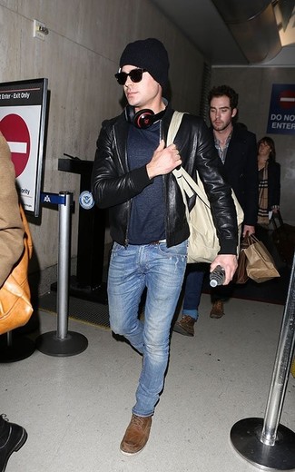 Как носить черный кожаный бомбер с темно-синими джинсами мужчине