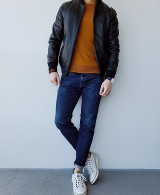 Как носить черный кожаный бомбер с темно-синими джинсами мужчине