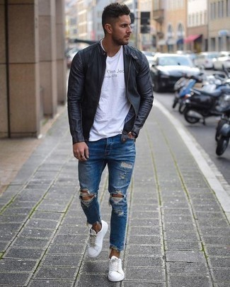 Как носить черный кожаный бомбер с темно-синими рваными джинсами мужчине