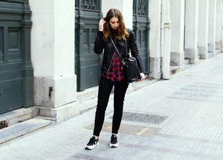 С чем носить черную кожаную сумку-мешок