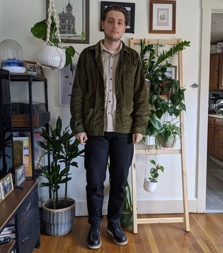 Как носить черные кожаные повседневные ботинки с черными джинсами мужчине