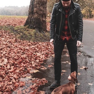 Как носить черные кожаные повседневные ботинки с черными джинсами мужчине