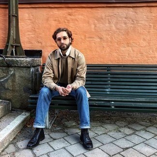 Как носить черные кожаные повседневные ботинки с синими джинсами мужчине