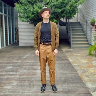 С чем носить черные кожаные повседневные ботинки мужчине