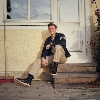 С чем носить черные кожаные повседневные ботинки мужчине