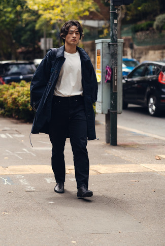 Как носить черные кожаные повседневные ботинки с темно-синим дождевиком мужчине