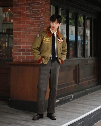 Как носить черные кожаные повседневные ботинки с темно-бирюзовым бомбером мужчине