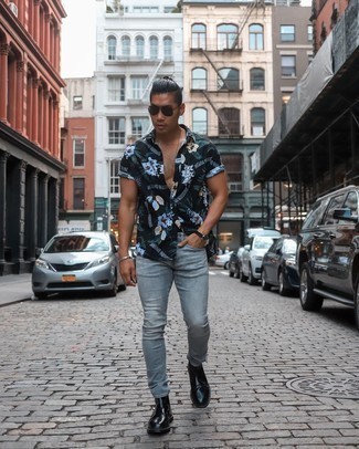 Как носить черные кожаные ботинки челси с серыми джинсами мужчине