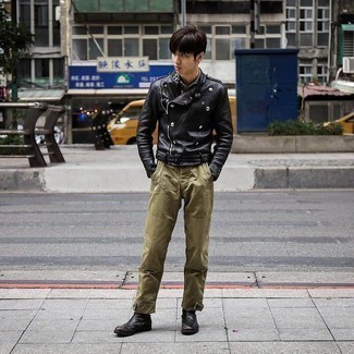 С чем носить черные кожаные ботинки челси мужчине