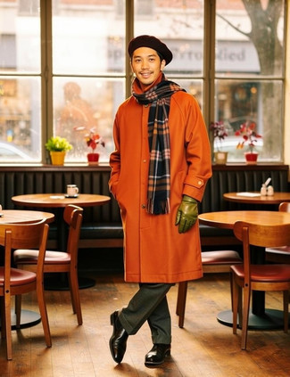 С чем носить черные кожаные ботинки челси мужчине