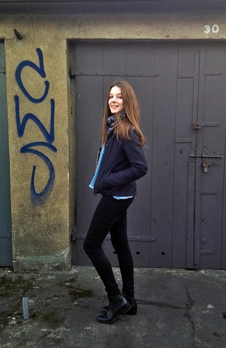 С чем носить черные кожаные ботинки челси женщине