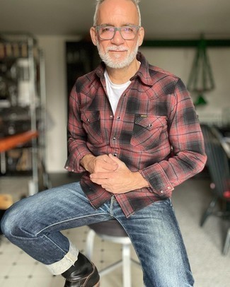 С чем носить черные кожаные ботинки челси мужчине