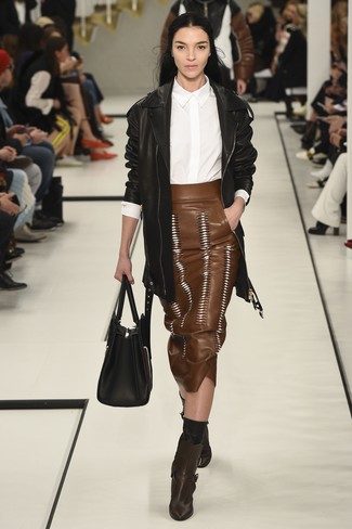 Как носить черное кожаное пальто с черными кожаными ботильонами