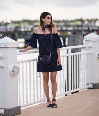 С чем носить черную кожаную сумку через плечо