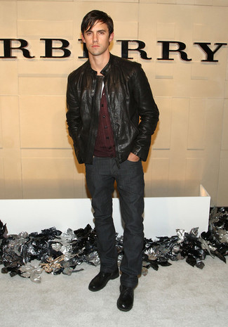 Как носить черные кожаные ботинки дезерты с черным кожаным бомбером