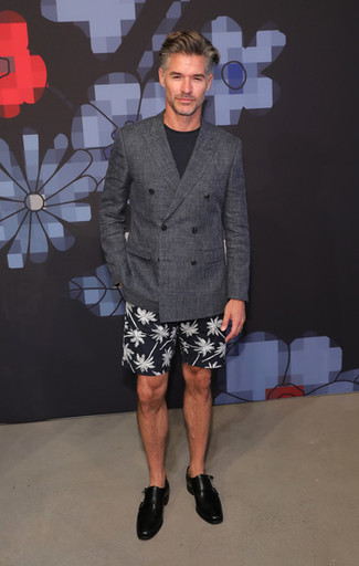 Как носить черные кожаные монки с двумя ремешками с темно-серым двубортным пиджаком