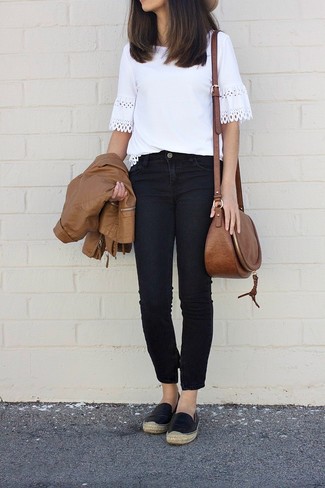 Как носить черные кожаные эспадрильи с черными джинсами женщине