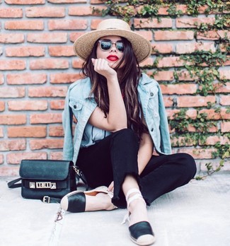 Как носить черные кожаные эспадрильи с черными джинсами женщине