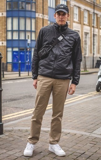 С чем носить черную кожаную поясную сумку мужчине