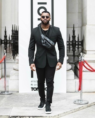 С чем носить черную кожаную поясную сумку мужчине