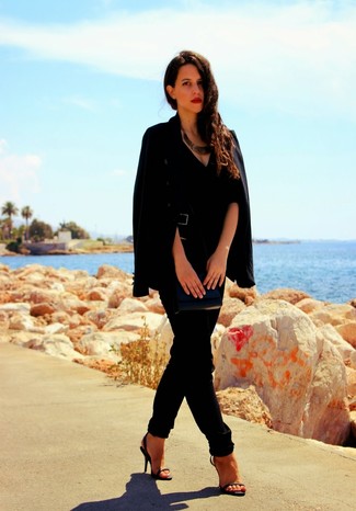 Как носить черные кожаные босоножки на каблуке с черным пиджаком