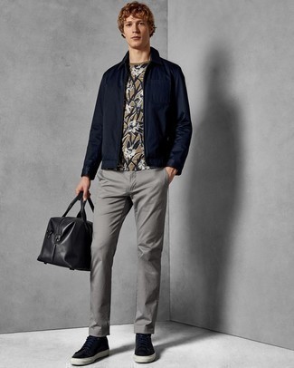 С чем носить черную кожаную дорожную сумку мужчине