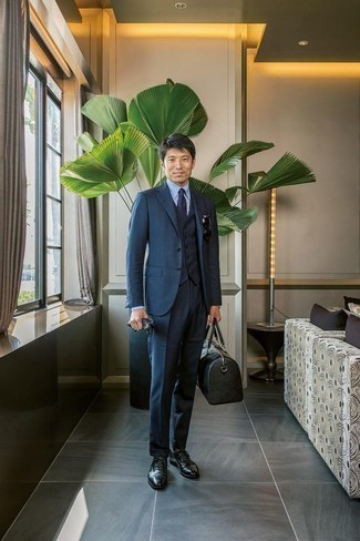 С чем носить черную кожаную дорожную сумку мужчине