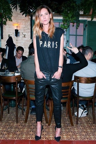 Как носить черные кожаные джинсы с черными замшевыми туфлями