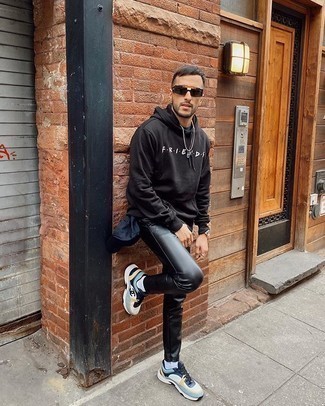 С чем носить черные кожаные джинсы мужчине