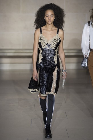 С чем носить черные кожаные сапоги