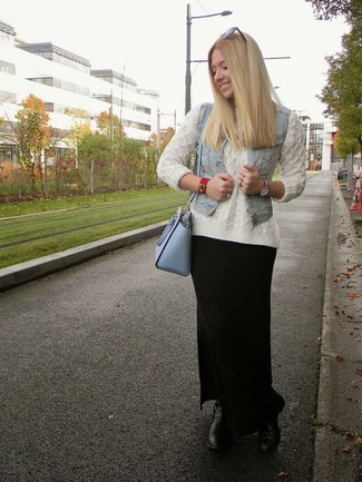 Как носить черные кожаные ботинки на шнуровке с белым вязаным свитером женщине