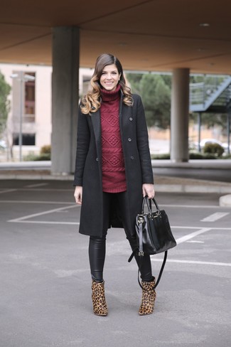 Как носить черные кожаные леггинсы с черным пальто