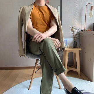 Как носить черные кожаные лоферы с бежевым пиджаком мужчине