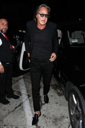 Как носить черные кожаные лоферы с черным пиджаком мужчине