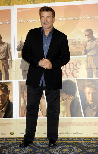 Как носить черные кожаные лоферы с черным пиджаком мужчине