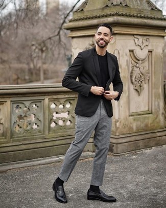 Как носить черные кожаные лоферы с черным пиджаком мужчине