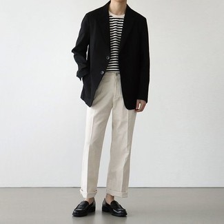 Как носить черные кожаные лоферы с черным пиджаком мужчине