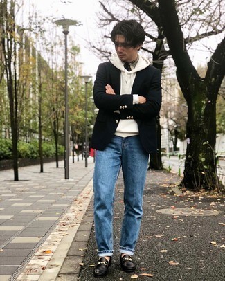 Как носить черные кожаные лоферы с черным пиджаком мужчине