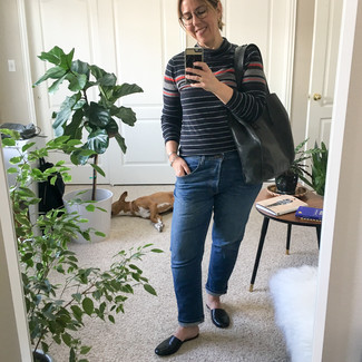 Как носить черные кожаные лоферы с синими джинсами женщине