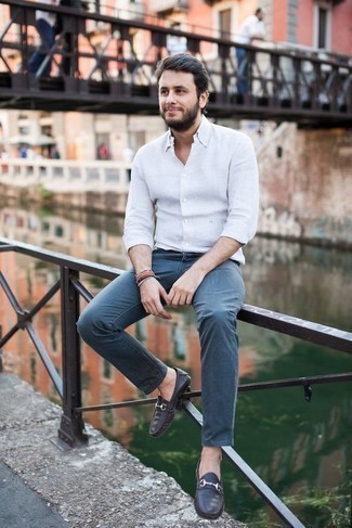 Как носить черные кожаные лоферы с синими джинсами мужчине