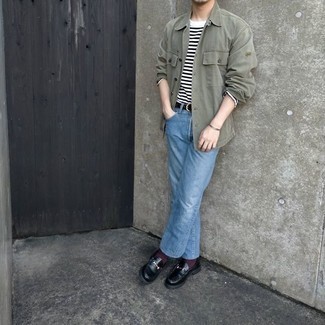 Как носить черные кожаные лоферы с синими джинсами мужчине