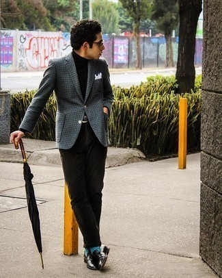 Как носить черные кожаные лоферы с серым шерстяным пиджаком в клетку мужчине