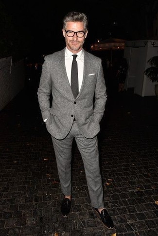 Как носить черные кожаные лоферы с серым шерстяным костюмом