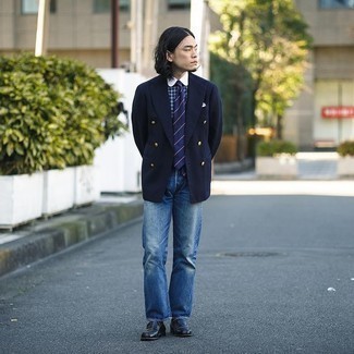 Как носить черные кожаные лоферы с темно-синими джинсами мужчине